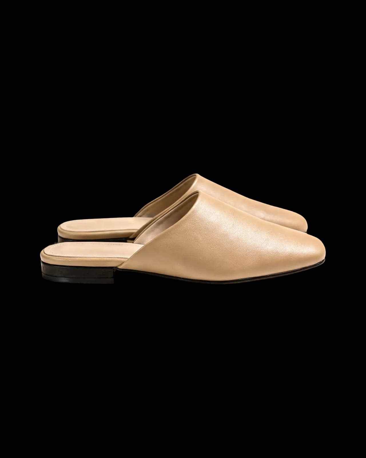 Pointed backless mules, Beige
